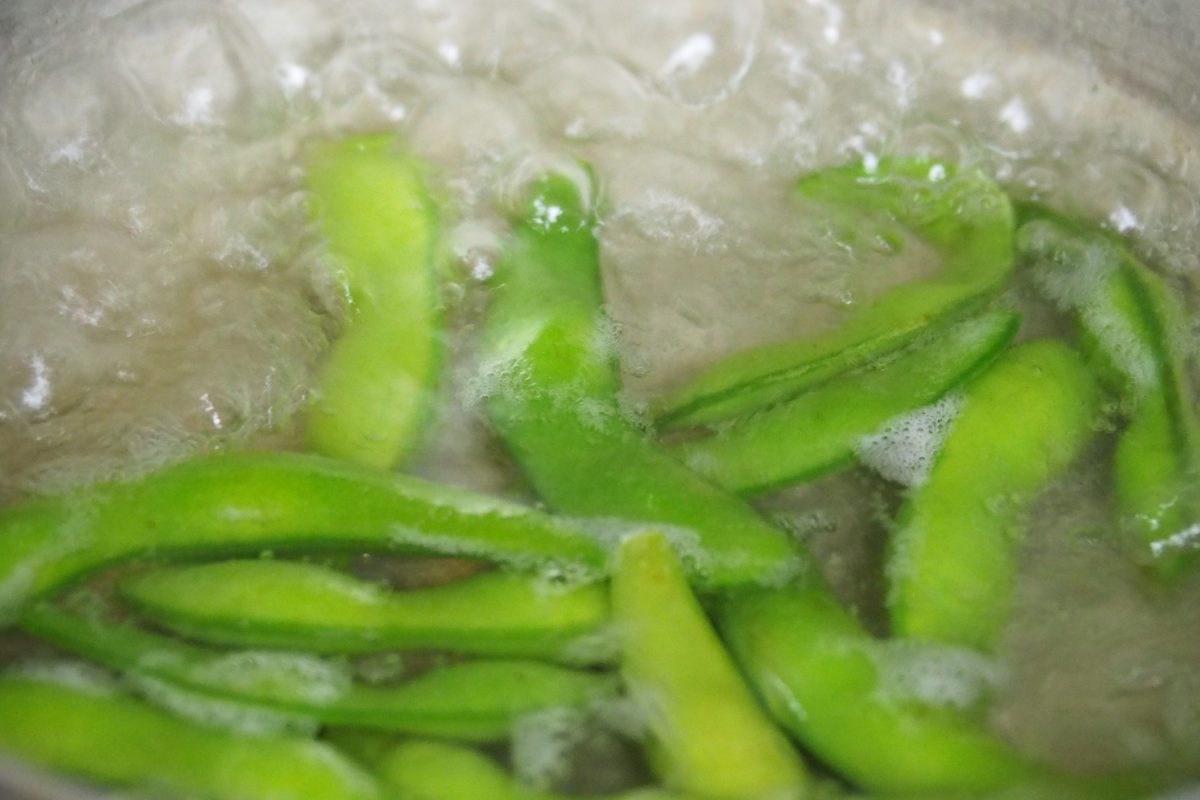 枝豆を茹でる