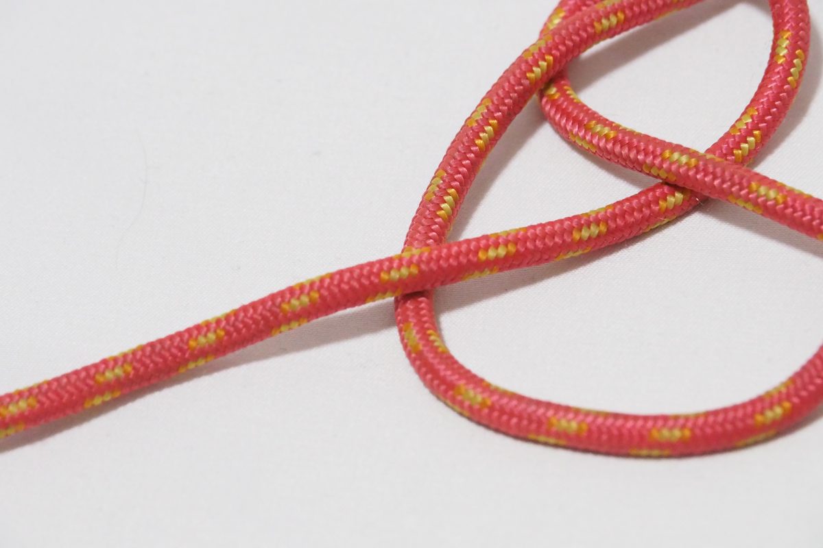 先端を下に通す