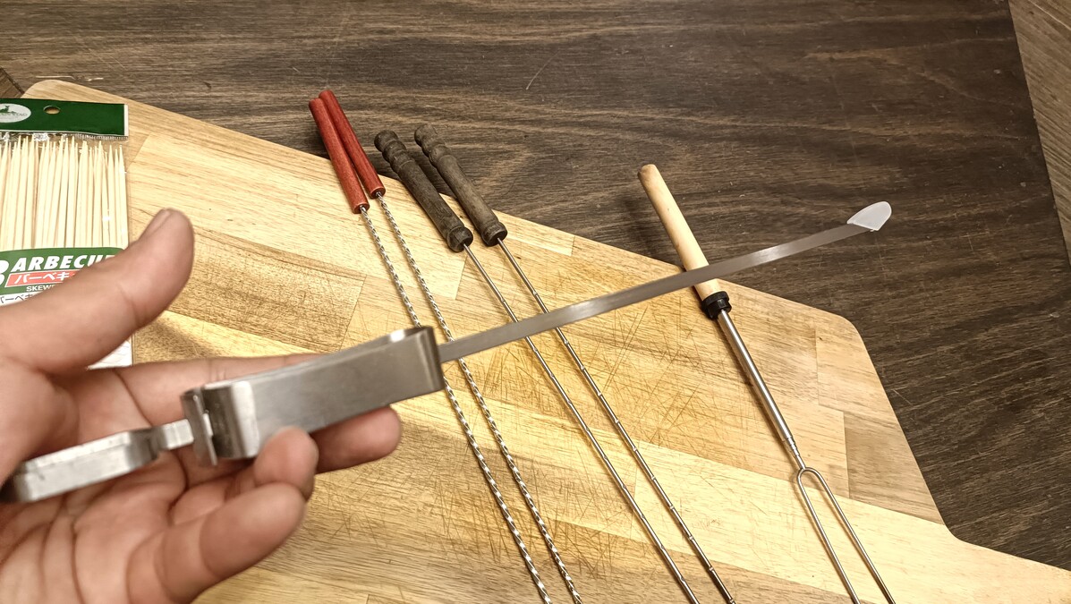 平たいステンレス串。