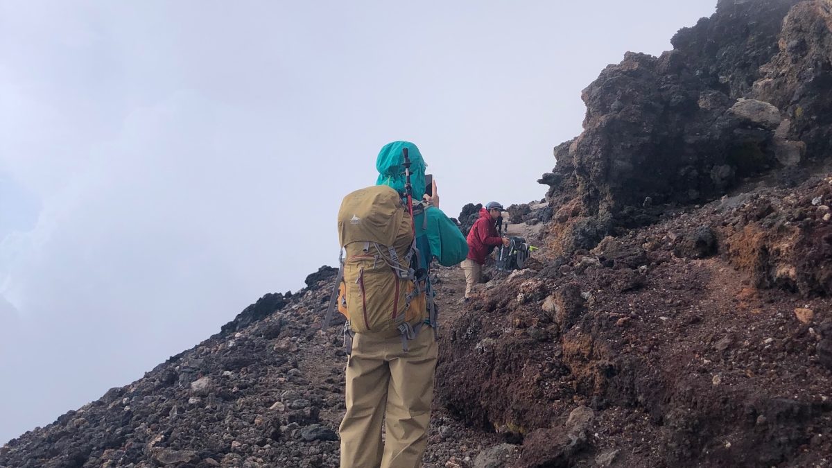 ザックを背負った女性