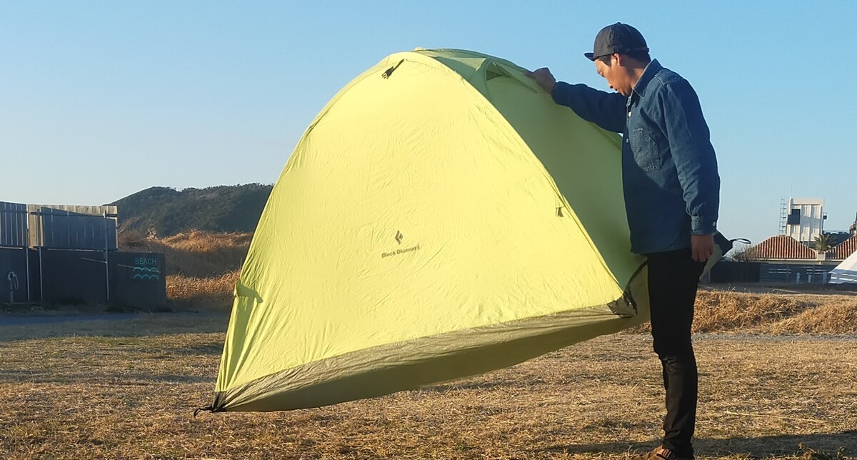 テントを持ち上げている様子。
