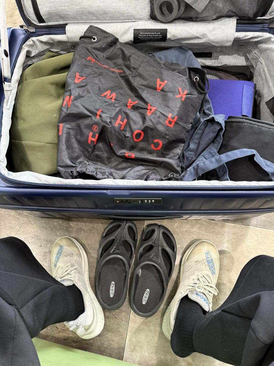 空港でサンダルに履き替える