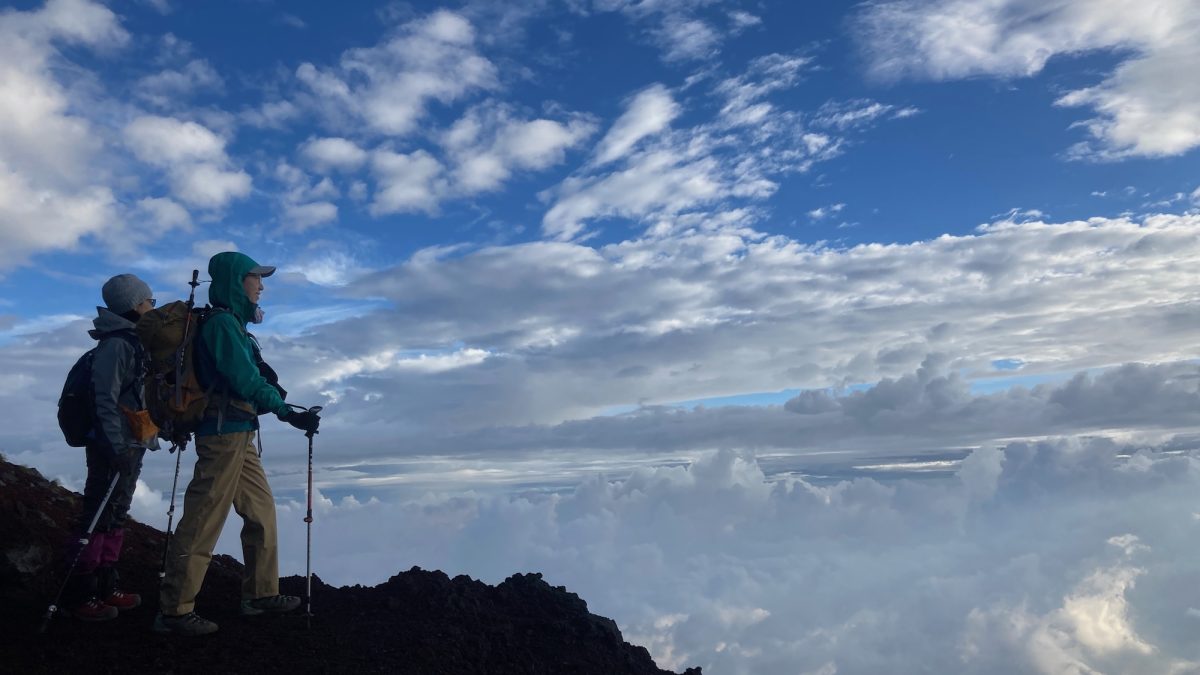 ザックを背負った女性
