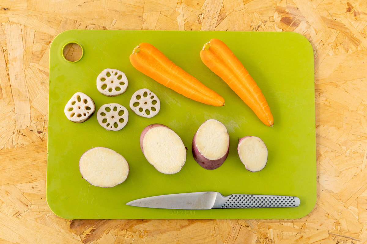 根菜類を均等な厚さになるように切る