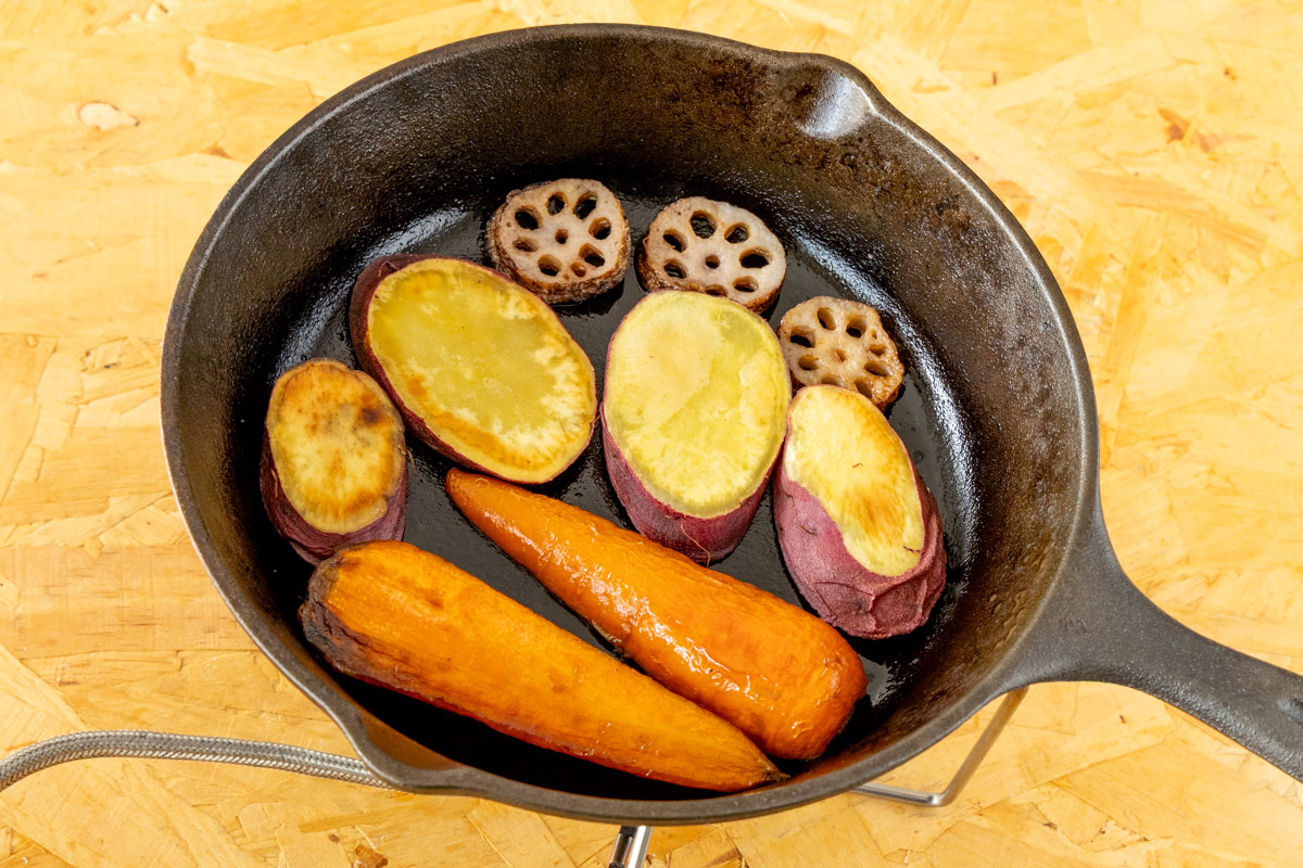 スキレットで根菜類を焼く