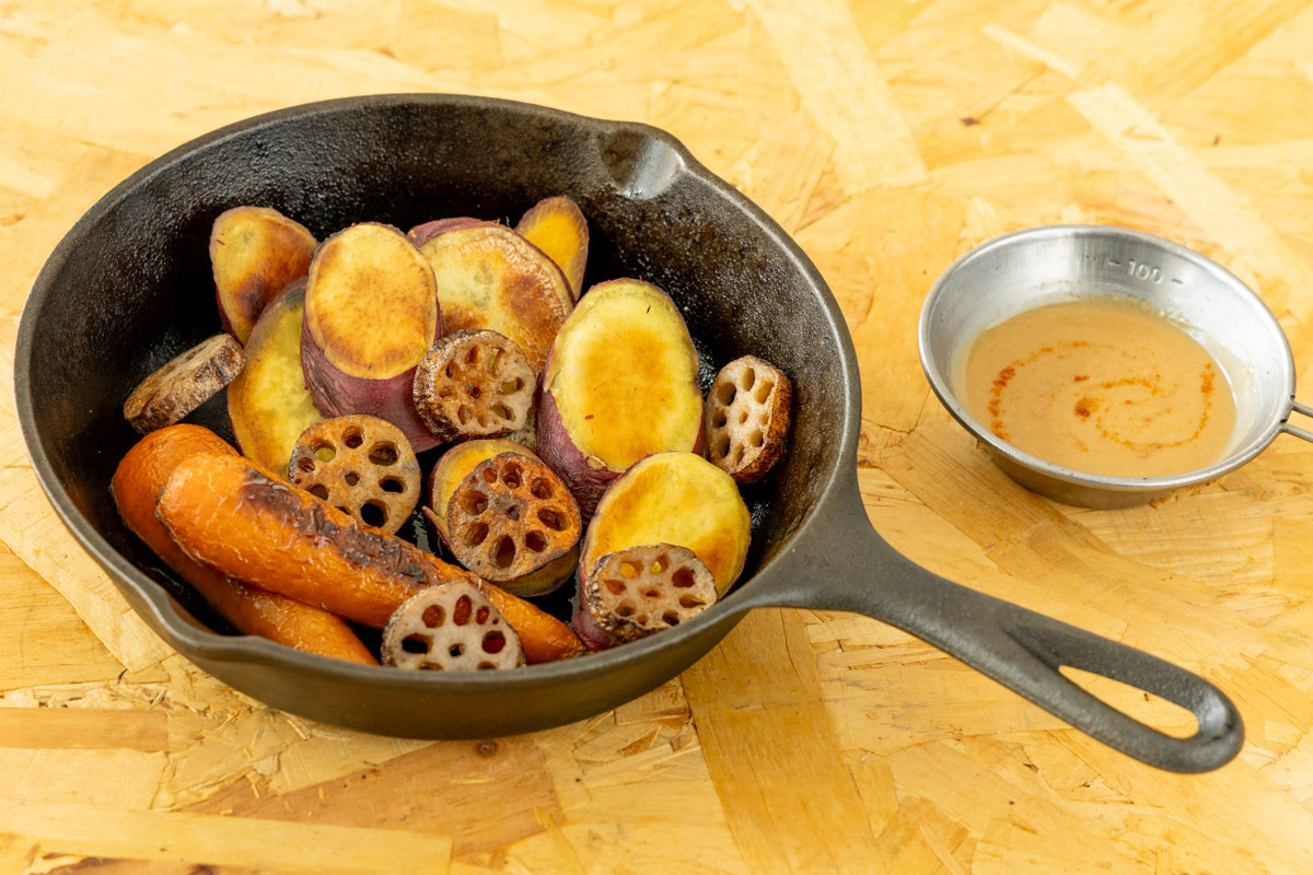 こんがりと焼きあがった根菜類とピーナッツバターソース