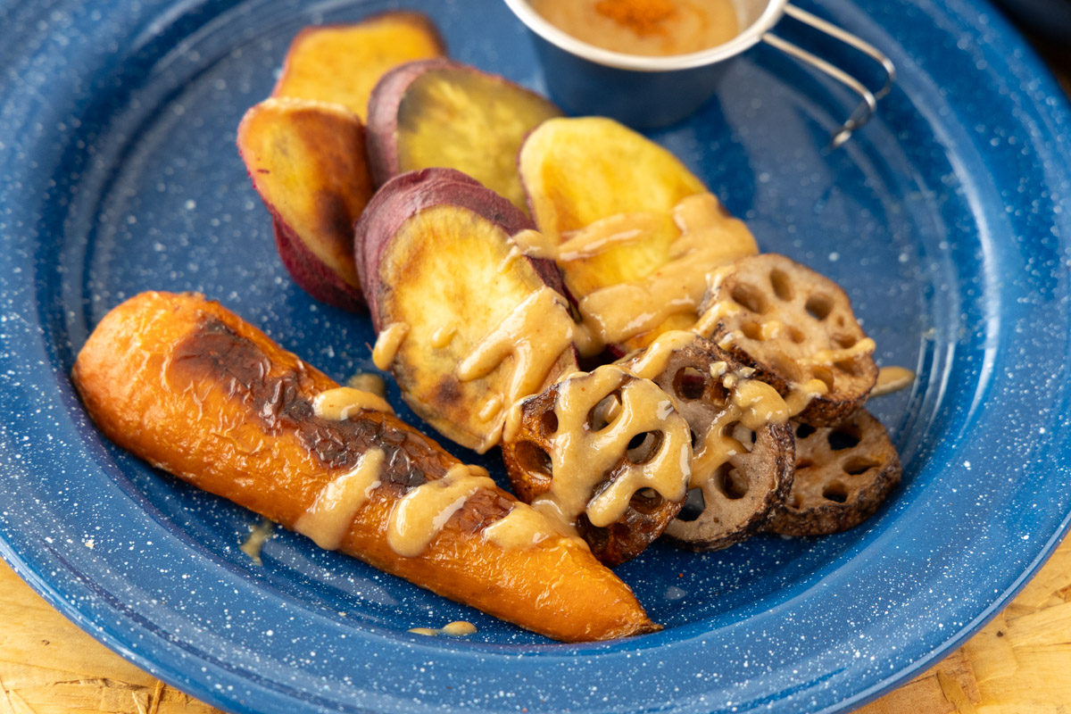 お皿に盛りつけた根菜のグリル