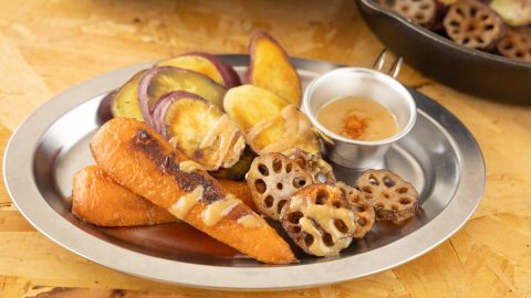 スキレットで作ろう！「根菜のグリル・ピーナッツバターソース添え」のレシピ