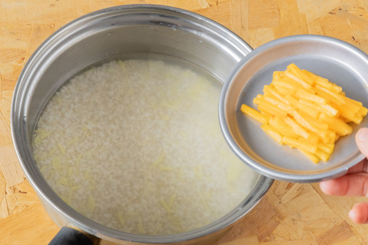 浸水した米に生姜と柿を入れる