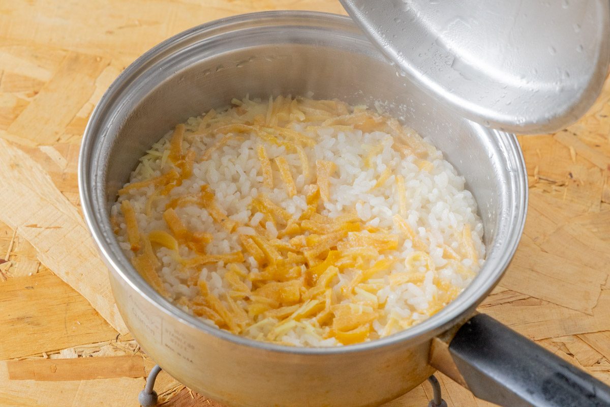 炊き上がった柿と生姜の炊き込みごはん