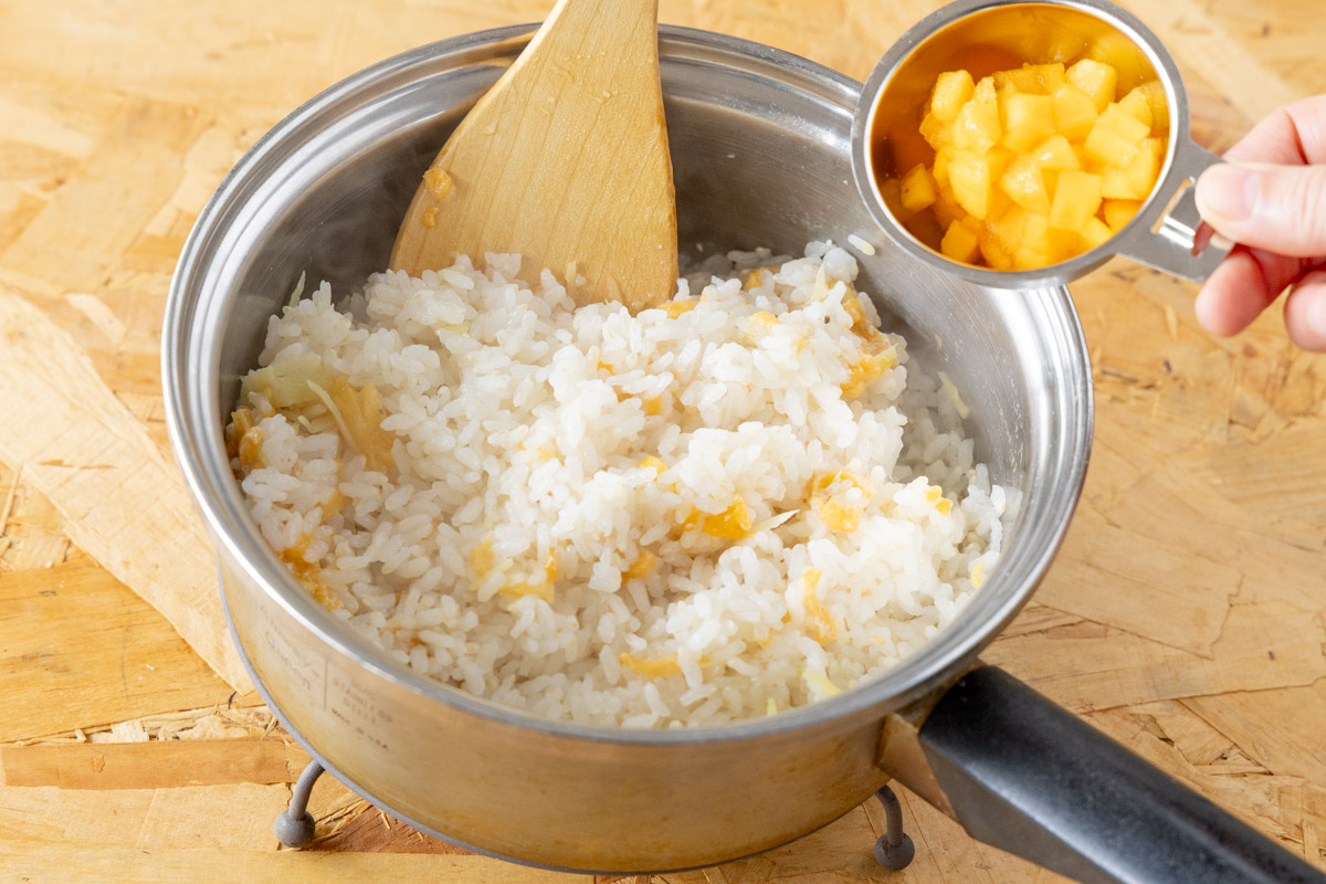 角切りにした柿の実を入れる