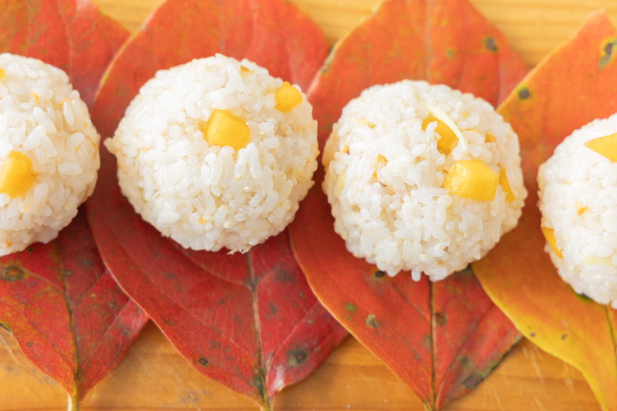 おむすびにした柿と生姜の炊き込みご飯
