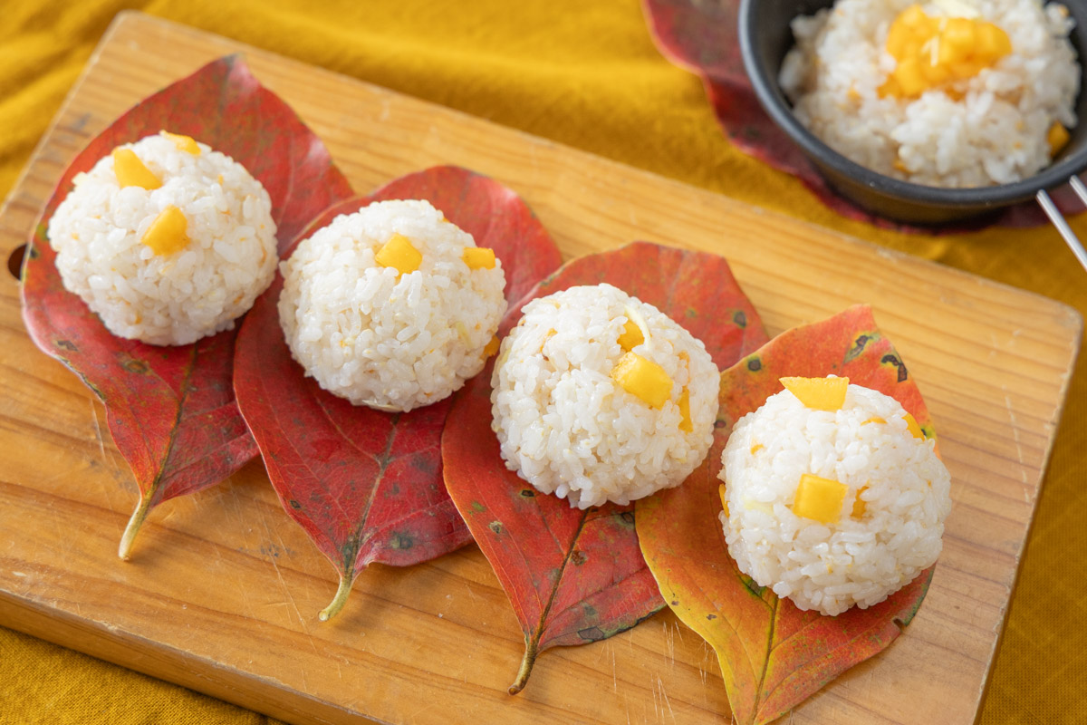 紅葉した柿の葉にのせて味わう！「柿と生姜の炊き込みごはん」のレシピ
