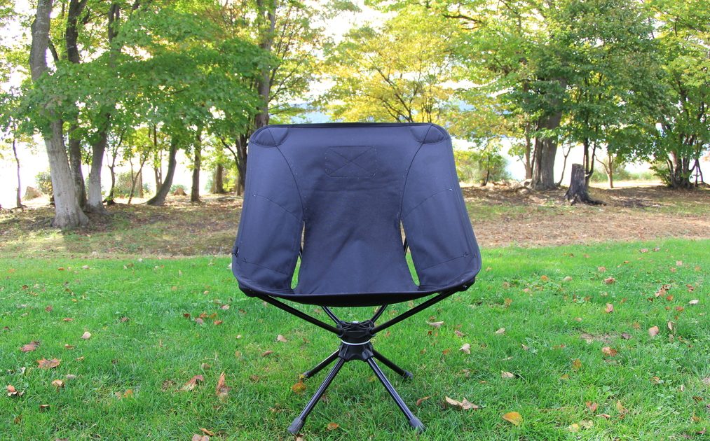 立ち上がらずに済む快感！「Helinox タクティカル スウィベル チェア