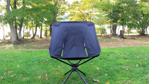 立ち上がらずに済む快感！「Helinox タクティカル スウィベル チェア」でキャンプがはかどる～！