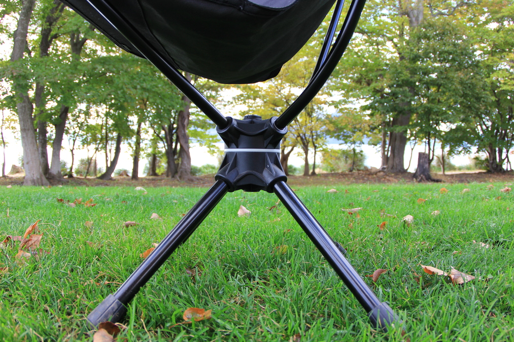 「Helinox タクティカル スウィベル チェア」の脚部と回転軸のディテール。堅牢な構造が特徴。