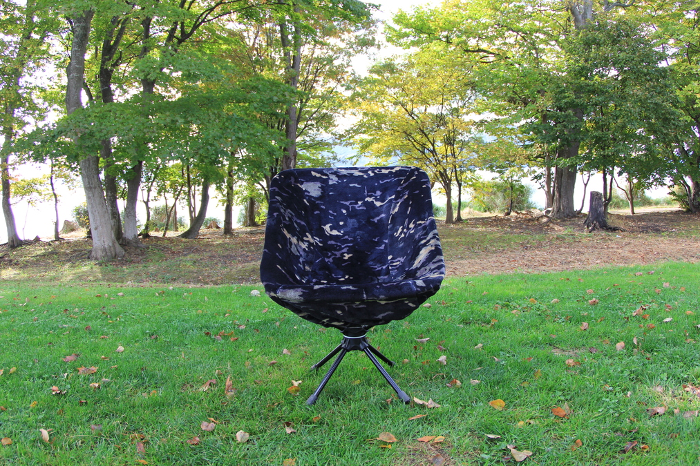 「Helinox タクティカル スウィベル チェア」にフリース素材のカバーを装着した状態。保温性を高めたカスタム例。