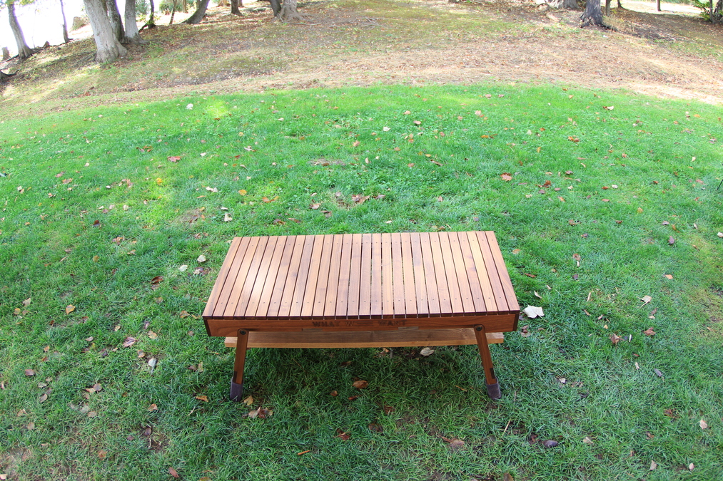 天板を縮小した状態。ソロキャンプにちょうどよいサイズ感で、必要十分な作業スペースを確保できる。※筆者私物