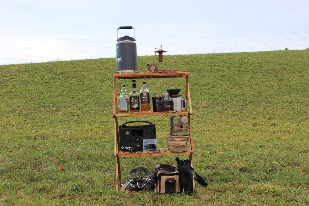 使用頻度が高くないけど必ず使うものを収納した木製ラック