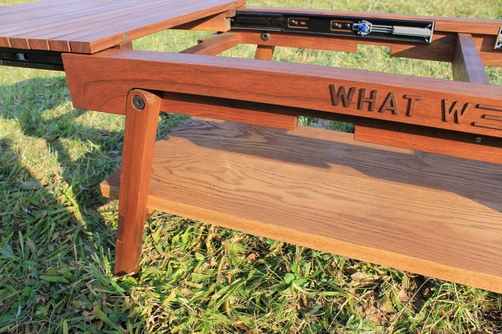 エクステンションテーブルの脚まわりと、下部の棚板のディテールを写した写真。