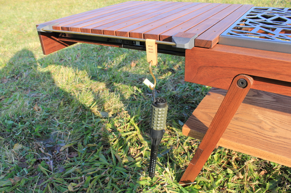 エクステンションテーブルのサイドバーにフックを掛け、小物を吊り下げている様子。