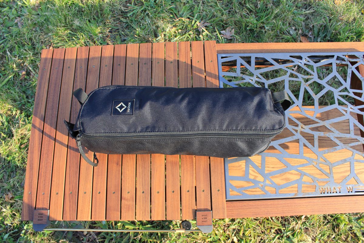 タクティカルスウィベルチェアの黒い収納ケースをテーブルの上に置いた写真。