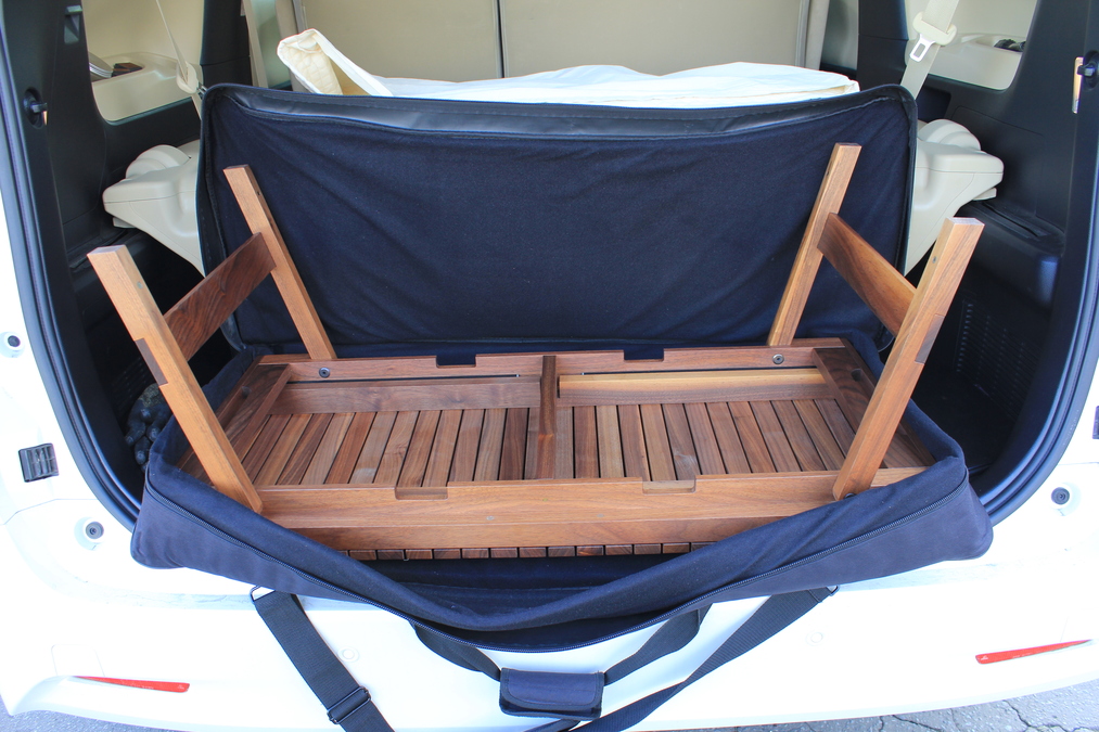 エクステンションテーブルを専用ケースに入れて撤収している様子。