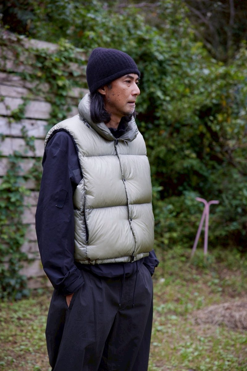 大人気ダウンベストの限定カラーが登場！ アウトドア好きスタイリストのエッセンスを投入しているのだ