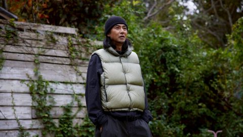 大人気ダウンベストの限定カラーが登場！ アウトドア好きスタイリストのエッセンスを投入しているのだ