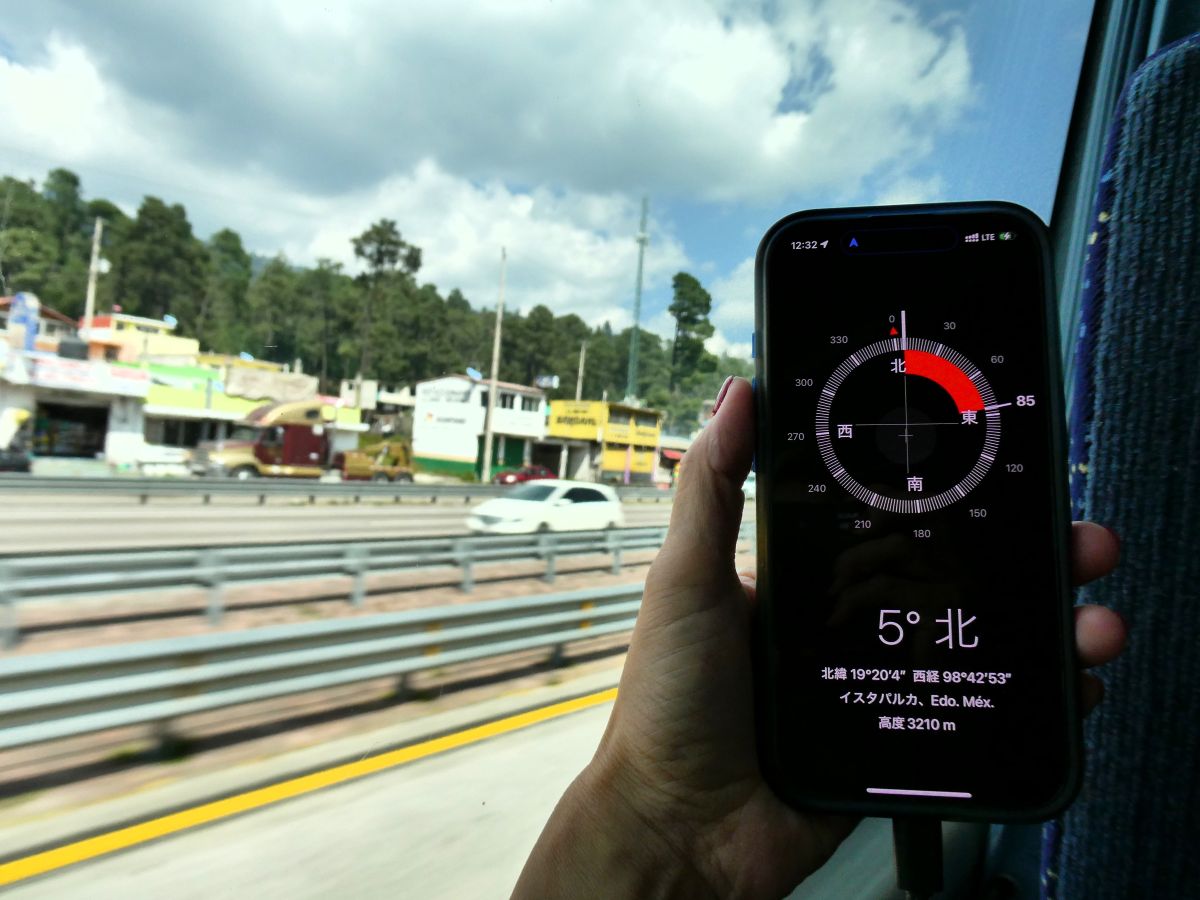 標高3210mを示すスマホ