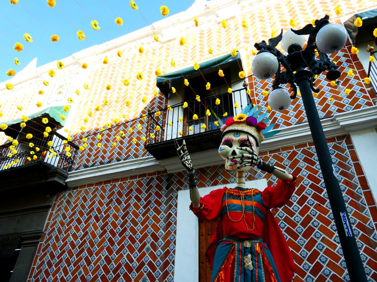 カラフルな絵付けタイル、タラベラ焼き