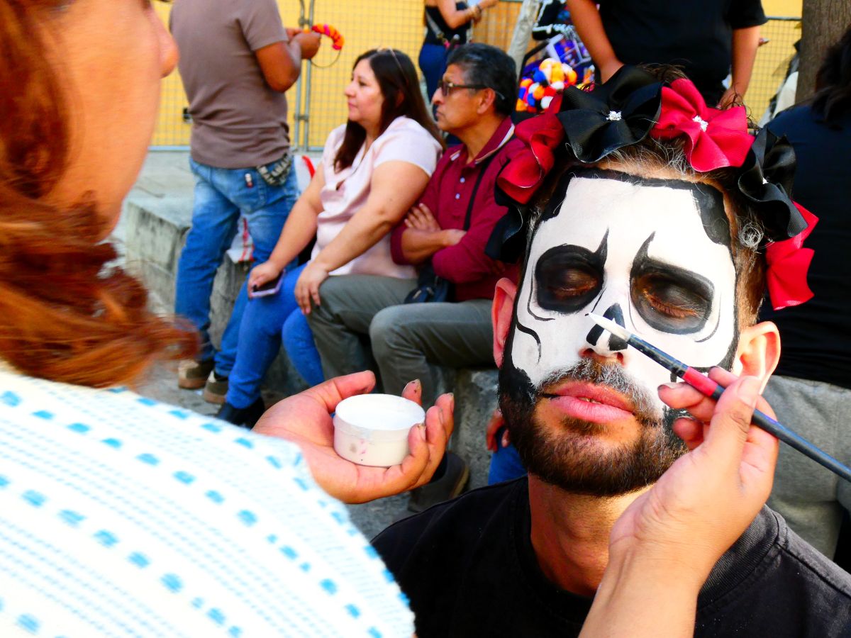 フェイスペイントを楽しむ男性