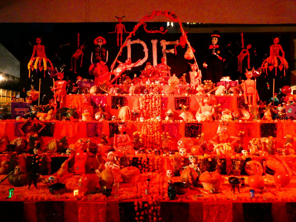 ユネスコ無形文化遺産「死者の日」へ。国井律子がメキシコで見た、色彩と信仰の境界線とは？