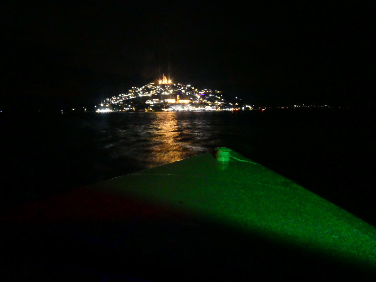 夜のハニツィオ島