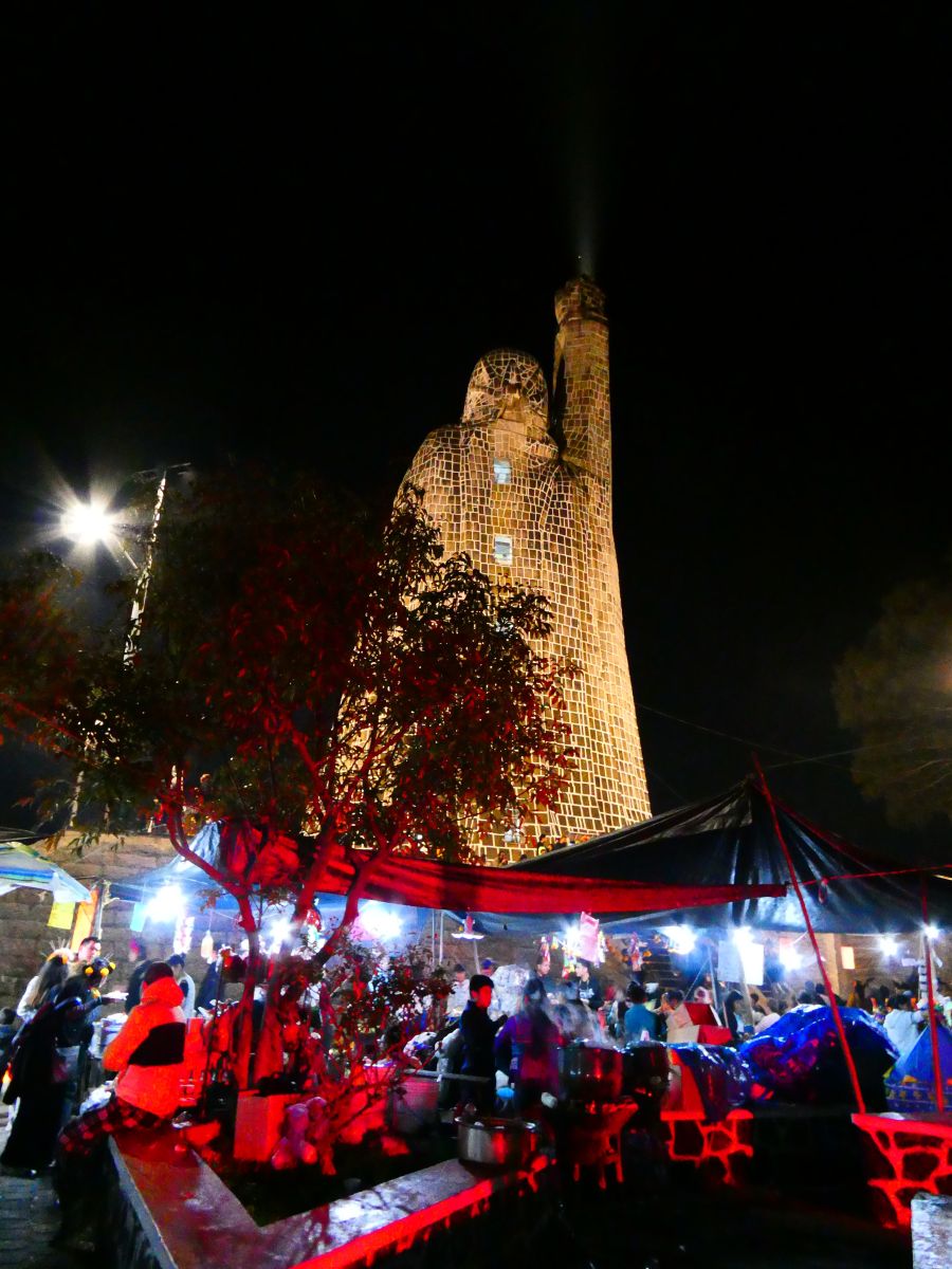 モニュメントが鎮座する島の頂上