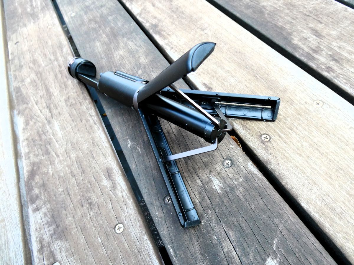 脚部は金属製のステーでしっかり補強