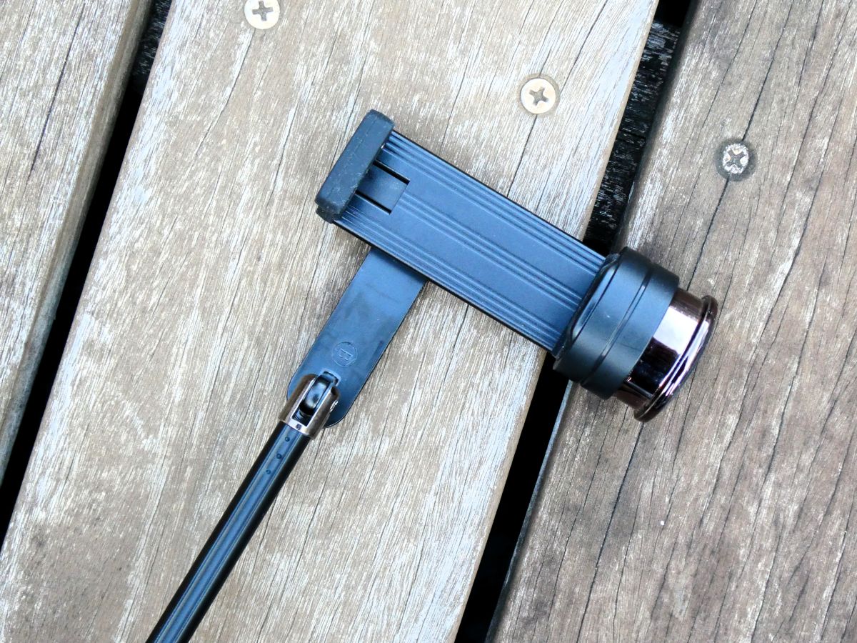 スマホを挟むだけ