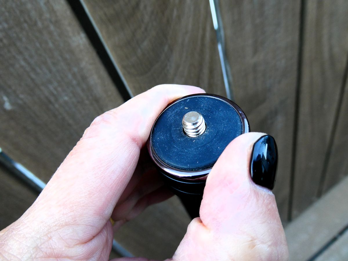 自撮り棒の先端にはカメラネジ付き