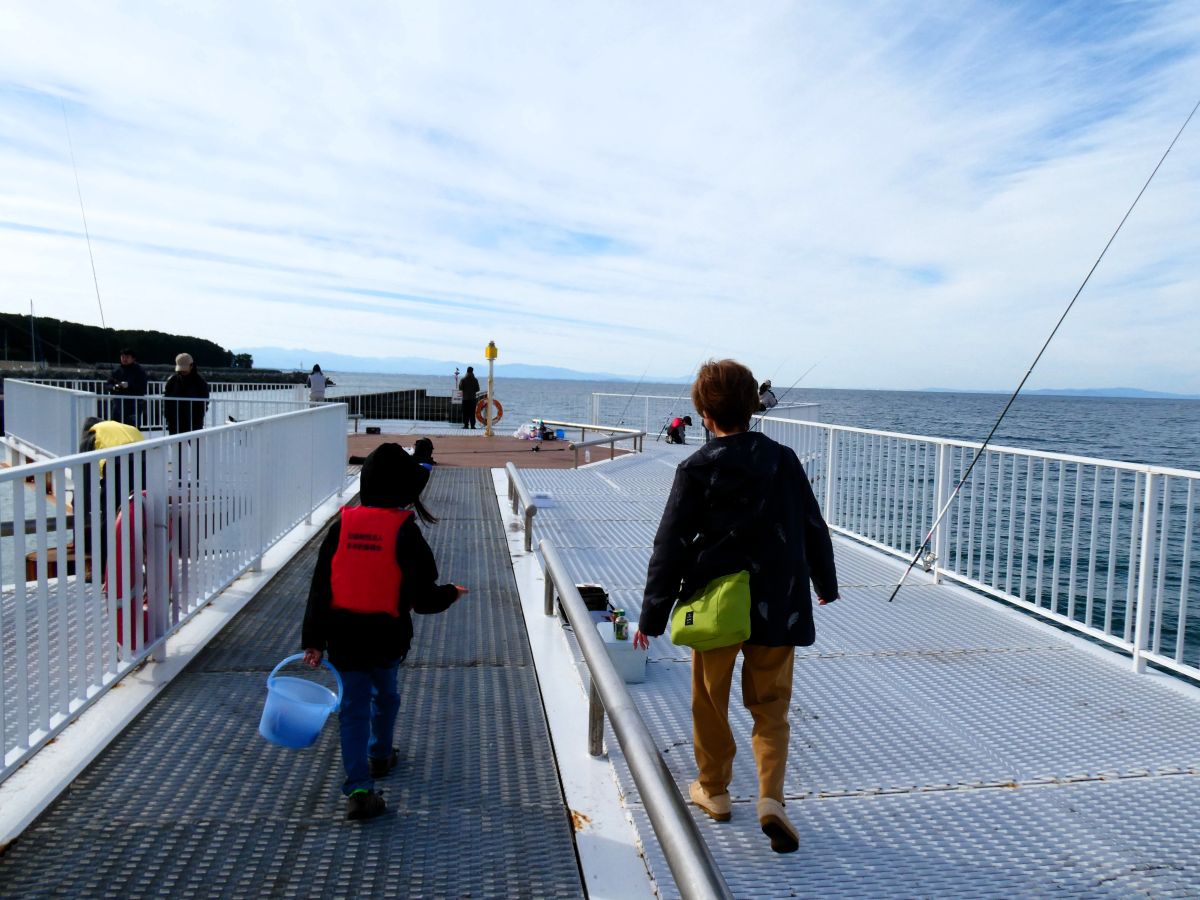 海の向こうにうっすら見える能登半島