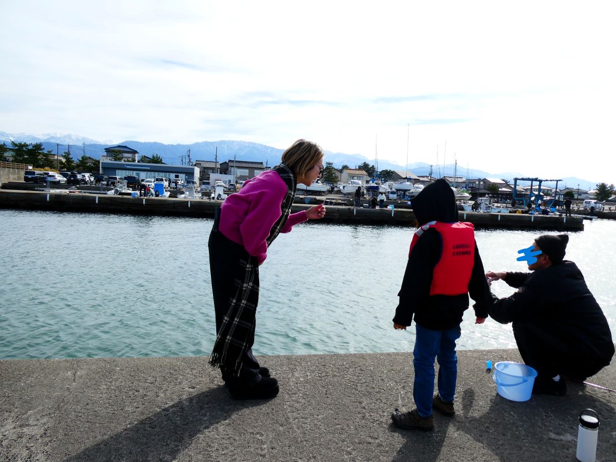桟橋で釣りをする家族