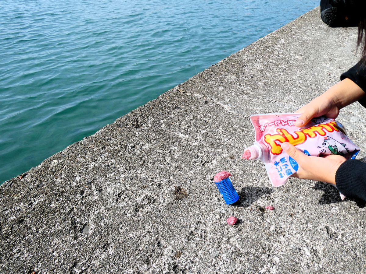 エサをサビキ籠に入れる