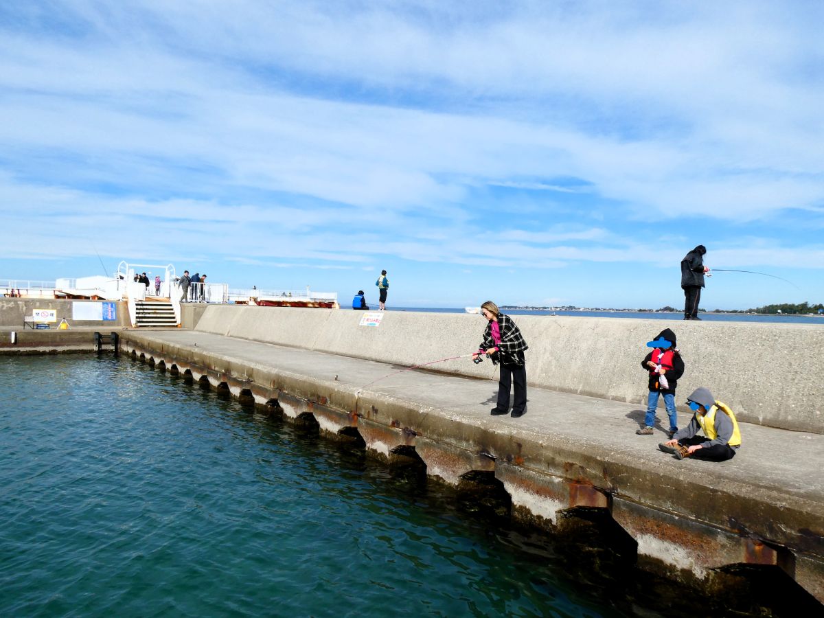 海釣りをする家族