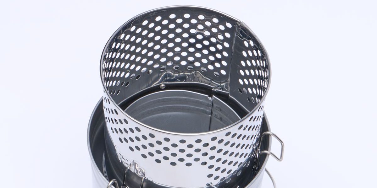 大人気の缶ストーブに進化版登場！ブースターとセットで使えば強火料理と強力暖房を楽しめるぞ