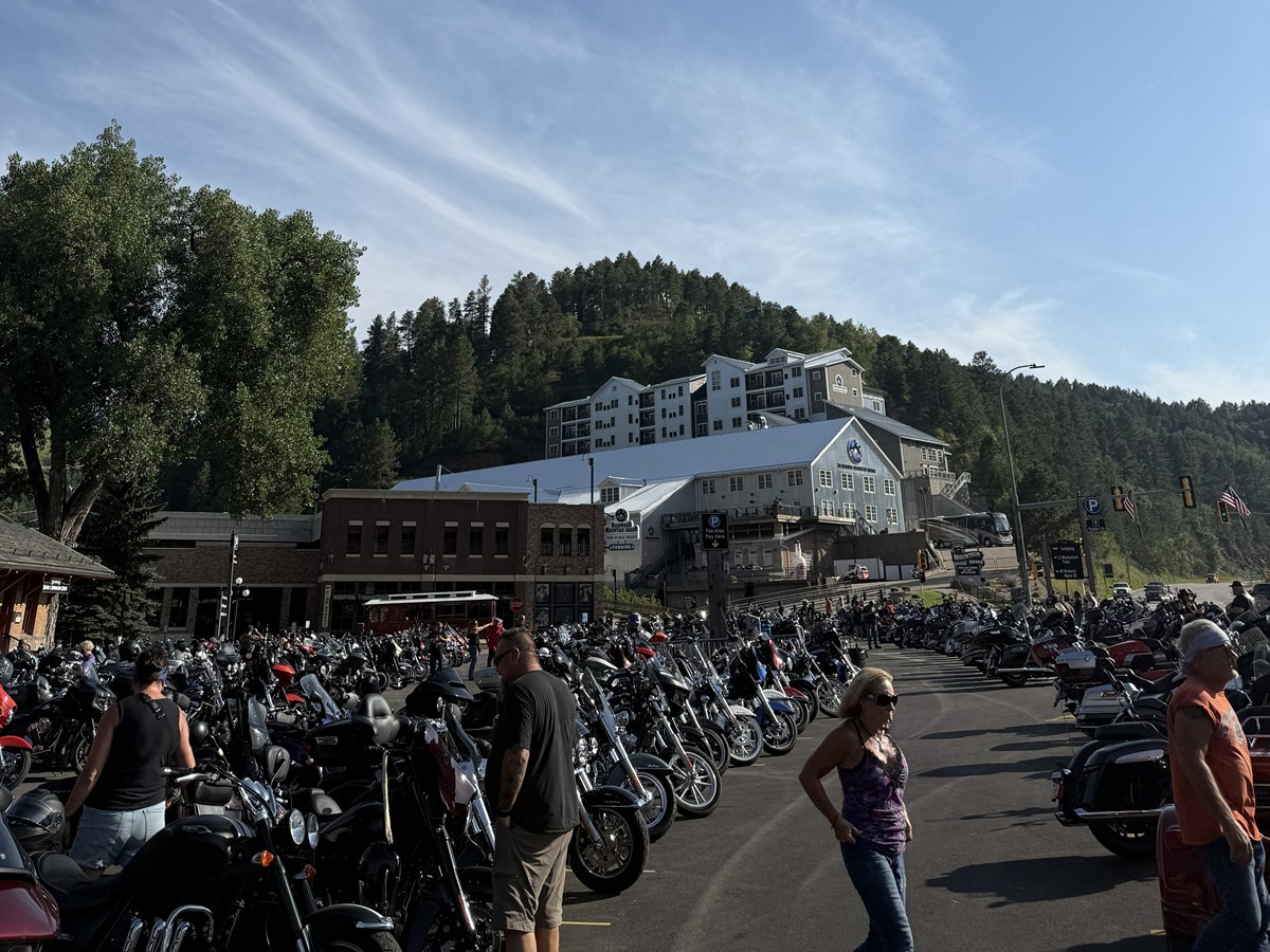 RVにバイクとテントを載せて「スタージス」へ！ アメリカ最大のハーレーダビッドソンのイベントとは