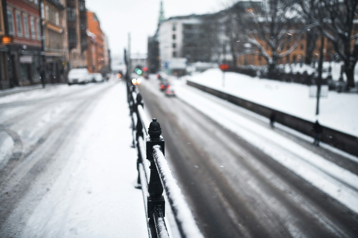 雪の積もった街中