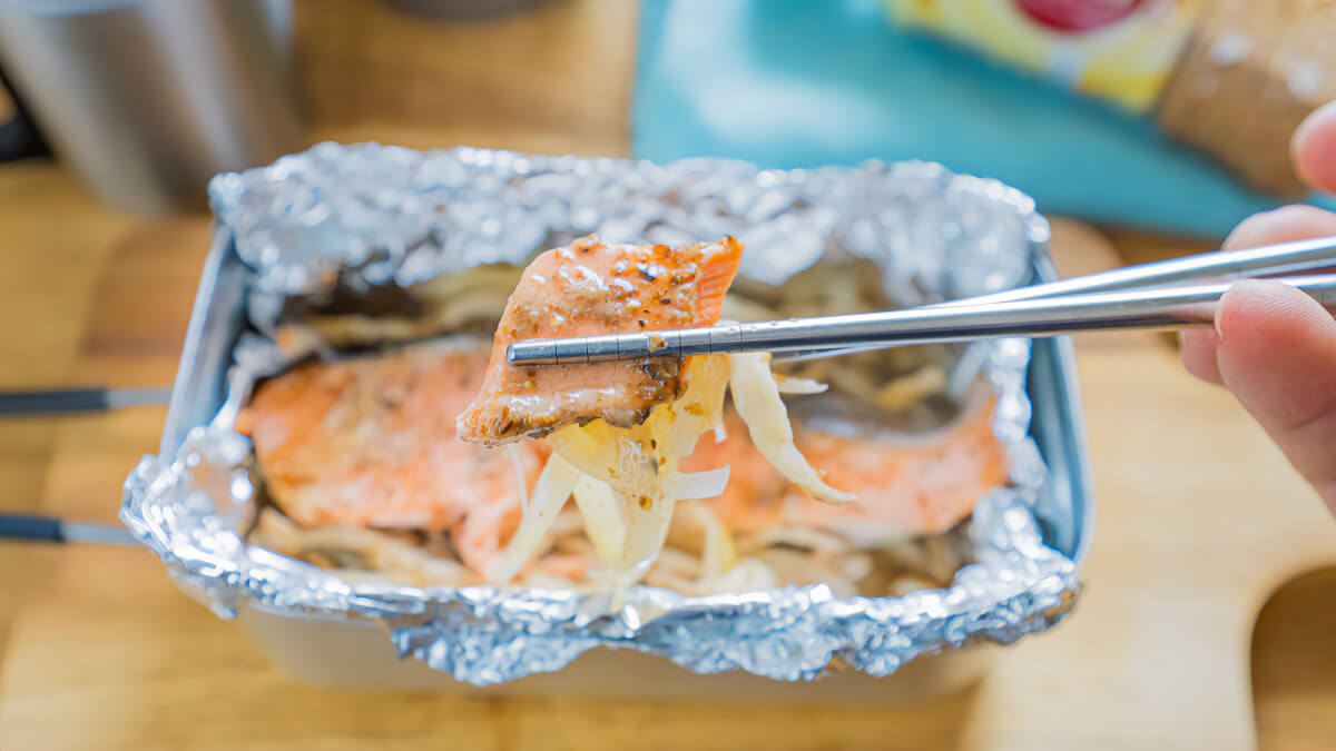 ミツカン「金のごまだれ」で作る鮭ときのこのメスティンホイル焼き