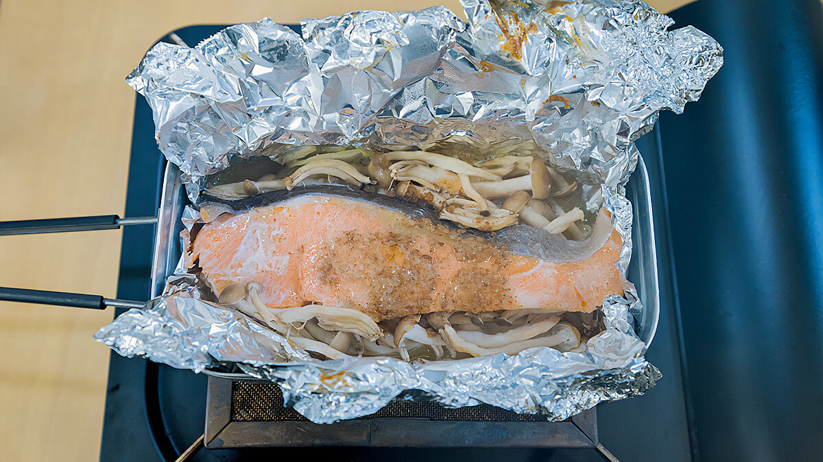 鮭に火が通っていたら火から下ろす