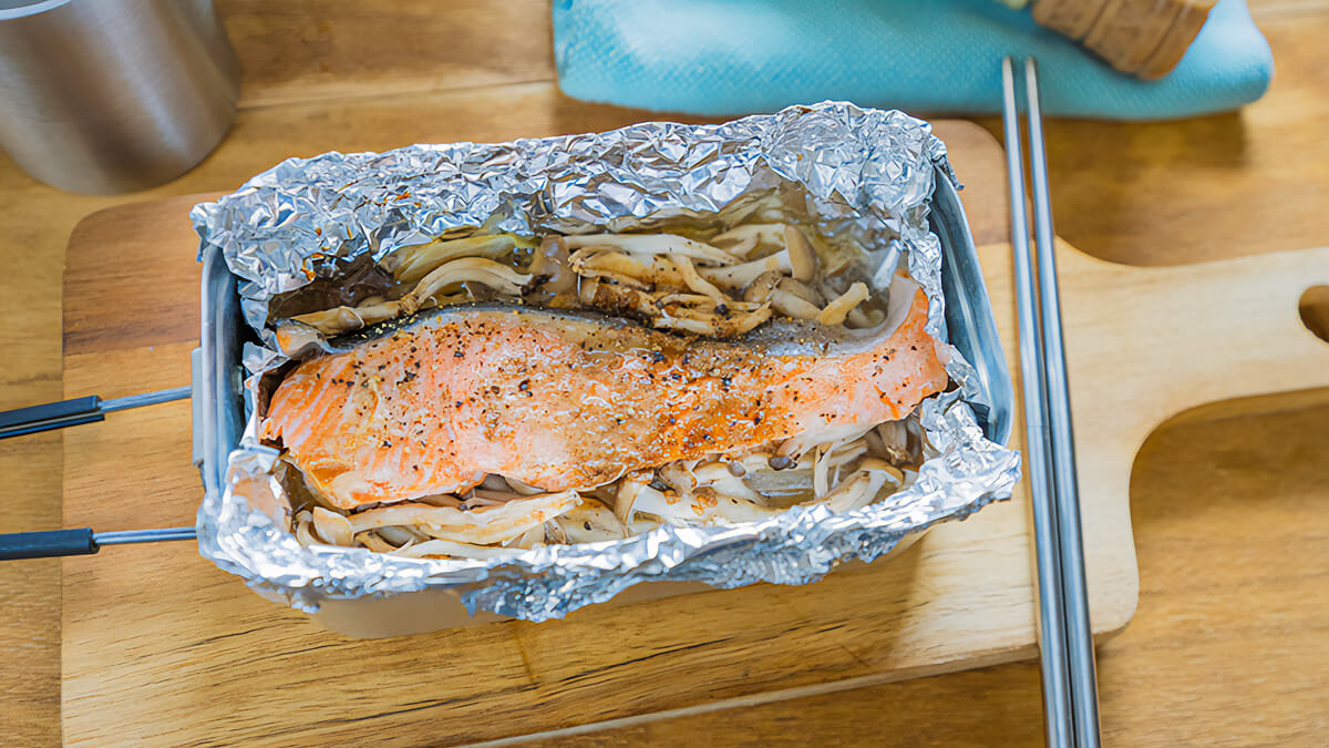 ミツカン「金のごまだれ」で作る鮭ときのこのメスティンホイル焼き