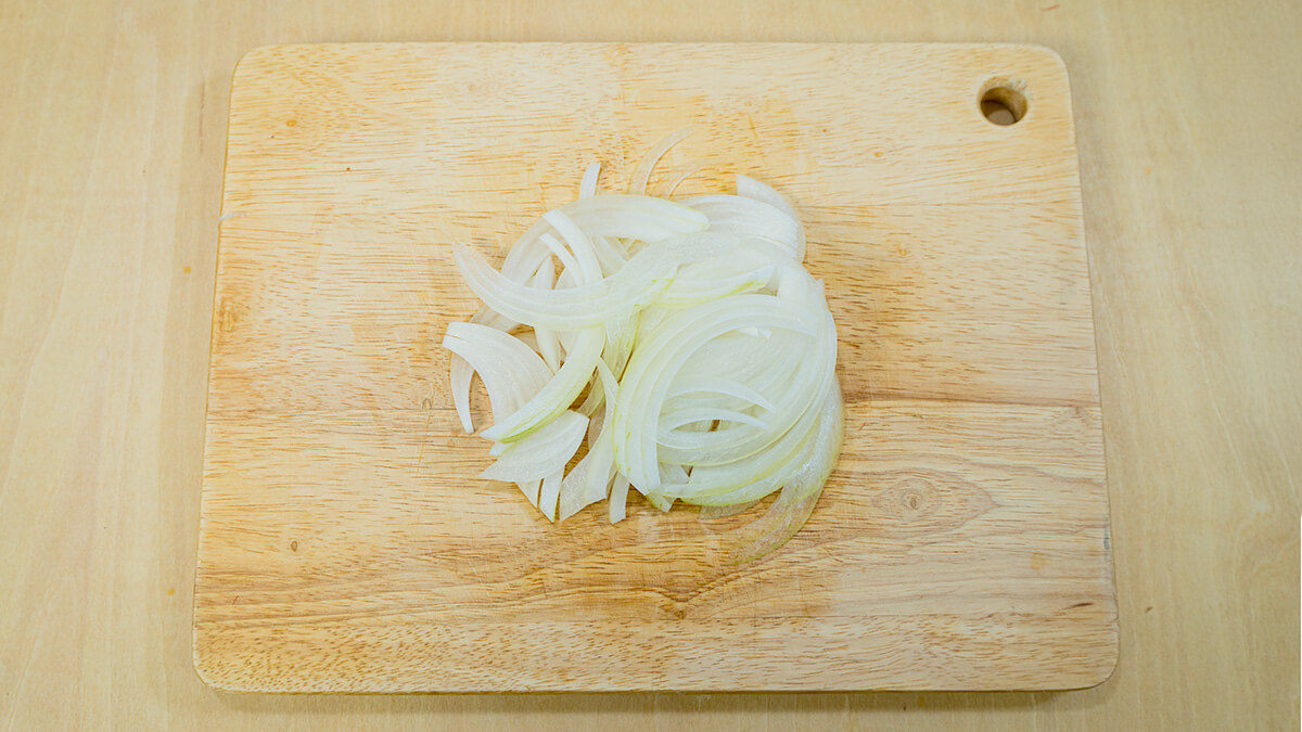 玉ねぎは薄切りにする