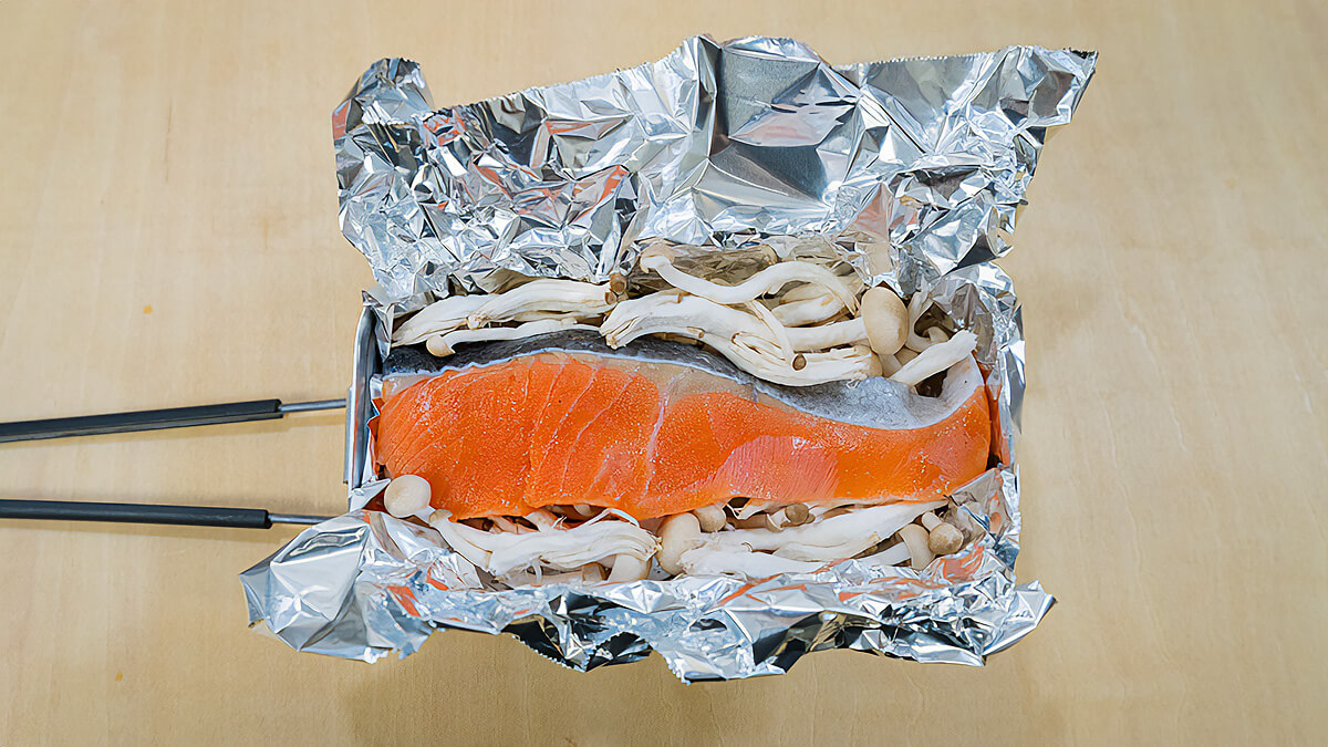 具材をアルミホイルに入れる